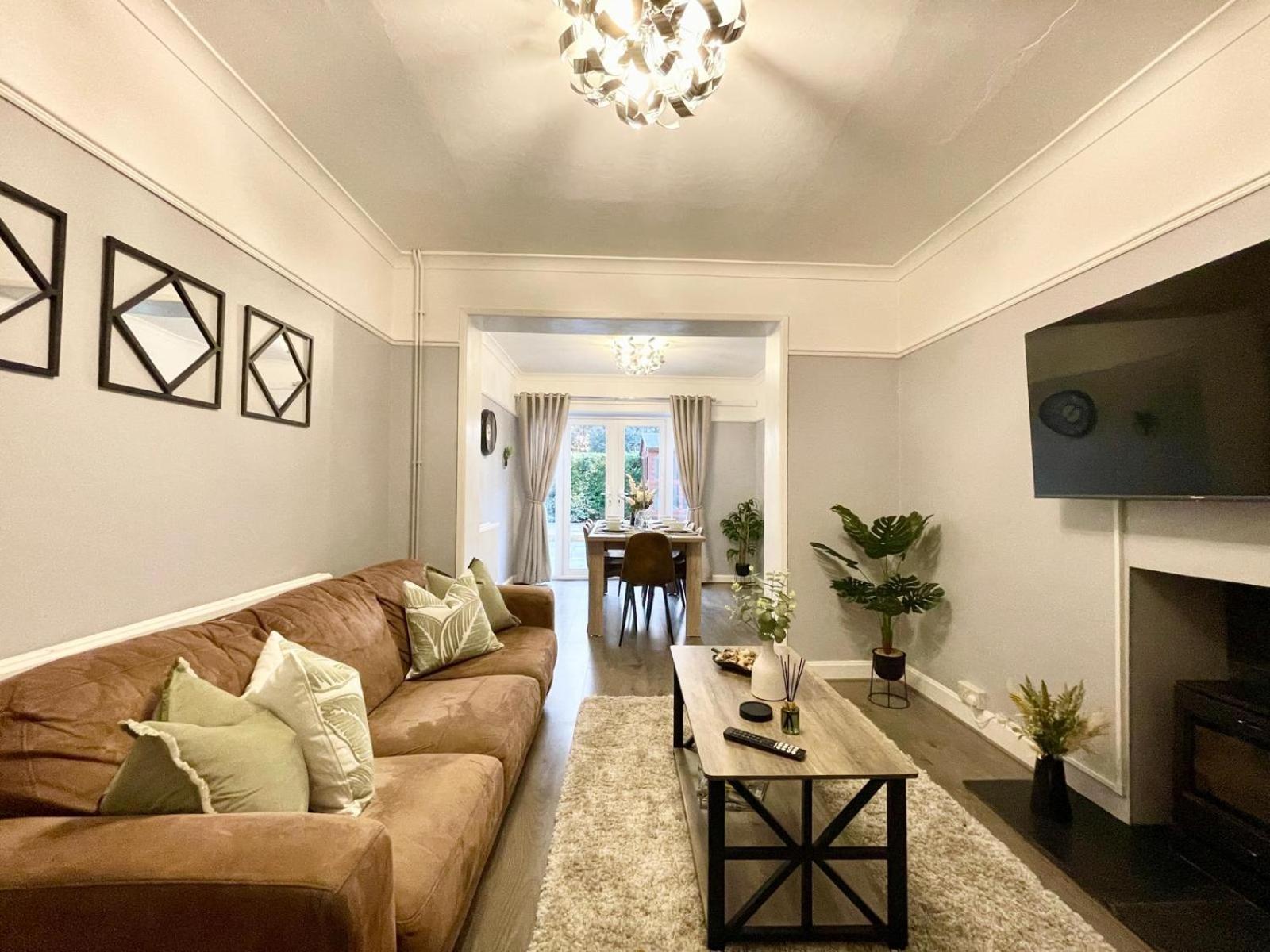 Large 4-Bedroom Detached House - Driveway For 3 Cars - 20-Minute Walk To City Centre - Gigabit Wi-Fi - Long Stay Rates! Γκλόστερ Εξωτερικό φωτογραφία